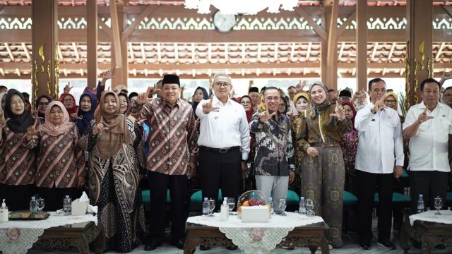 Tekad Wujudkan Kota Ramah Lansia, Farhan: Kami Awali dengan Perbaikan Infrastruktur dan PJU