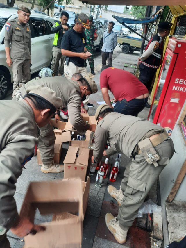 Satpol PP Kota Bandung Sita Ratusan Botol Miras dan Ribuan Obat Terlarang Ilegal