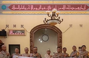 Polsek Cimahi Gelar Bakti Sosial dengan Bersih-Bersih Mesjid