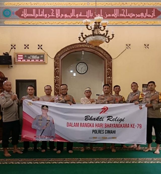 Polsek Cimahi Gelar Bakti Sosial dengan Bersih-Bersih Mesjid