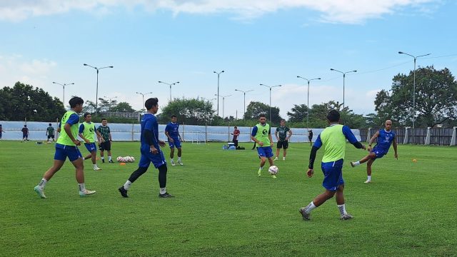 Persib latihan di lapangan pendamping Stadion Gelora Bandung Lautan Api. (Fifi Nofita)