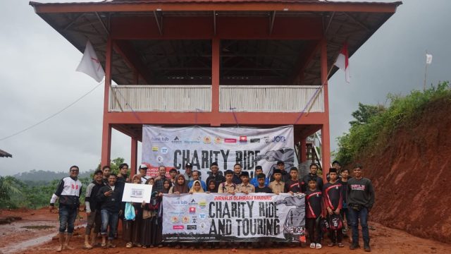 Charity Ride and Touring, Jurnalis Olahraga Bandung Gelar Aksi Sosial di SMP Pasir Pilar, Pangandaran. (Dok JOB)