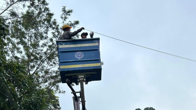 Dinas Perhubungan (Dishub) Provinsi Jawa Barat pada Kamis (3/7/2025) lalu melakukan pemeliharaan dan perbaikan Fasilitas Lalu Lintas berupa Penerangan Jalan Umum (PJU) di ruas jalan Provinsi tepatnya di Jalan Batas Bandung - Kabupaten Subang. (Dok Dishub Jabar)
