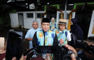 Erwin Sembelih Sapi Kurban dari Presiden RI dan Wali Kota Bandung
