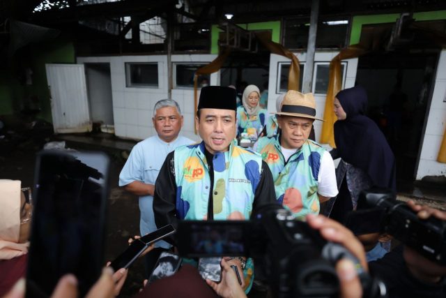 Erwin Sembelih Sapi Kurban dari Presiden RI dan Wali Kota Bandung