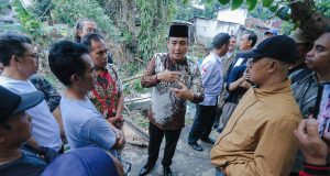 Tinjau Kirmir Roboh di Maleer Utara, Erwin Pastikan Perbaikan dimulai Agustus