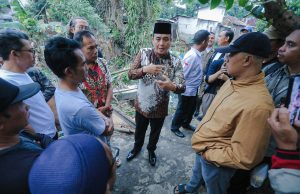 Tinjau Kirmir Roboh di Maleer Utara, Erwin Pastikan Perbaikan dimulai Agustus