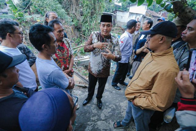 Tinjau Kirmir Roboh di Maleer Utara, Erwin Pastikan Perbaikan dimulai Agustus