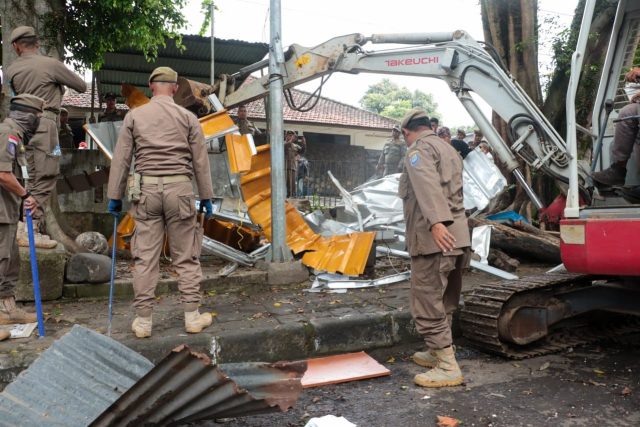 Satpol PP Bandung Bongkar 42 Kios Liar, PKL Ditertibkan di 6 Titik Lokasi