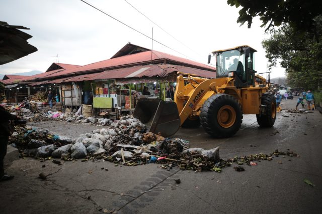 Akhiri Penumpukan, DLH Kota Bandung Turun Tangan Bersihkan 80 Ton Sampah di Pasar Gedebage