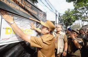 Pemkot Bandung Segel Bangunan di Jalan Tubagus Ismail