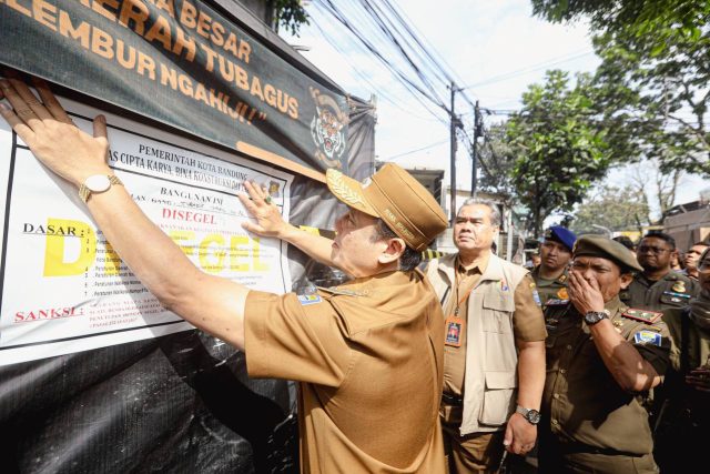 Pemkot Bandung Segel Bangunan di Jalan Tubagus Ismail Pemkot Bandung Segel Bangunan di Jalan Tubagus Ismail