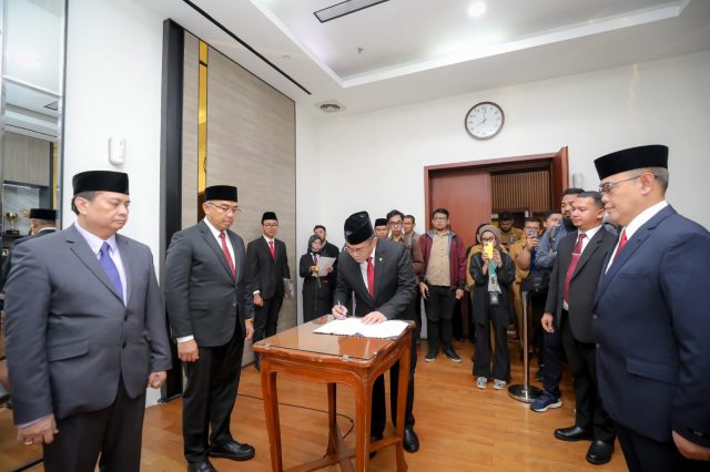 Lantik Sejumlah Kepala Dinas, Wali Kota Bandung: Tantangan Kita Berat, Mari Bersama Tuntaskan!