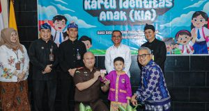 Bandung Pecahkan Rekor MURI, Serahkan 52.010 Kartu Identitas Anak