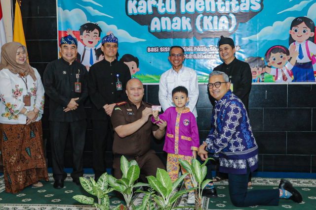 Bandung Pecahkan Rekor MURI, Serahkan 52.010 Kartu Identitas Anak