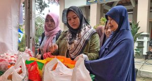 Meski Diguyur Hujan, Warga Tetap Semangat Serbu Bazar Murah Bandung