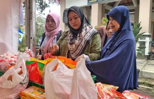 Meski Diguyur Hujan, Warga Tetap Semangat Serbu Bazar Murah Bandung
