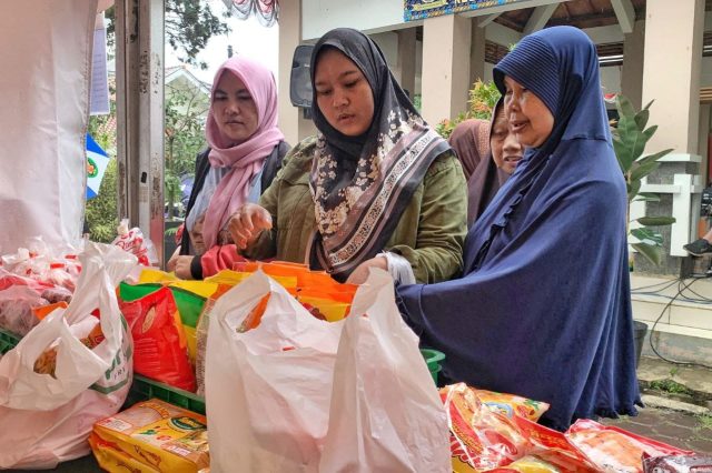 Meski Diguyur Hujan, Warga Tetap Semangat Serbu Bazar Murah Bandung