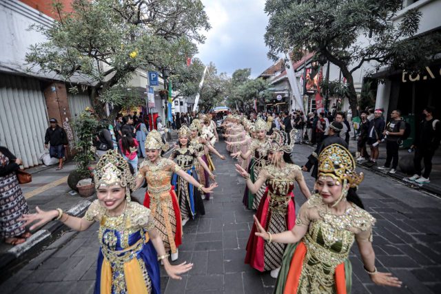 Kirab Budaya HUT ke-80 Jawa Barat Berlangsung Meriah