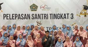 Pimpinan DPRD Kota Bandung Dr. H. Edwin Senjaya, S.E., M.M., menghadiri acara pelepasan kelulusan 36 santri tingkat III MDKT Kecamatan Regol, di Bandung, Selasa, 26 Agustus 2025. Jaja/Humpro DPRD Kota Bandung.