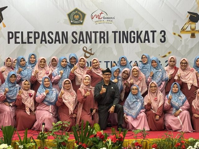 Pimpinan DPRD Kota Bandung Dr. H. Edwin Senjaya, S.E., M.M., menghadiri acara pelepasan kelulusan 36 santri tingkat III MDKT Kecamatan Regol, di Bandung, Selasa, 26 Agustus 2025. Jaja/Humpro DPRD Kota Bandung.