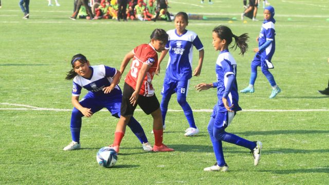 Pesepakbola putri antusias untuk mengikuti kompetisi Hydroplus Soccer League 2025 regional Bandung yang berlangsung di Lapangan Infini Soegiri Pudsikpom Cimahi, mulai Minggu (12/10/2025). (Fifi Nofita)
