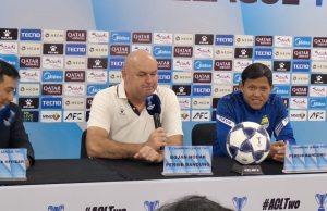 Pelatih Persib Bojan Hodak dan Adam Alis. (Fifi Nofita)