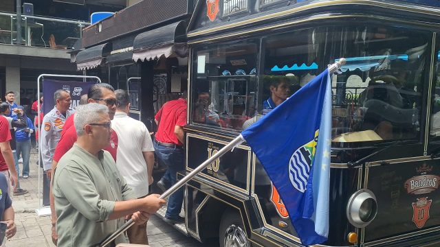 Persib Bandung berkolaborasi bersama Pemerintah Kota Bandung resmi meluncurkan rute baru bus wisata Bandros bertajuk 