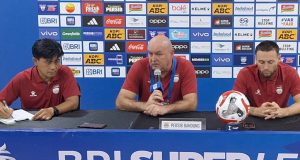 Pelatih Persib, Bojan Hodak (tengah) bersama Yaya Sunarya dan Marc Klok. (Fifi Nofita)