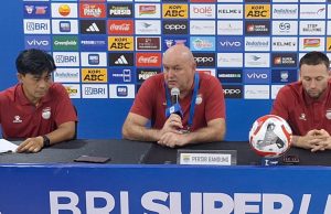 Pelatih Persib, Bojan Hodak (tengah) bersama Yaya Sunarya dan Marc Klok. (Fifi Nofita)