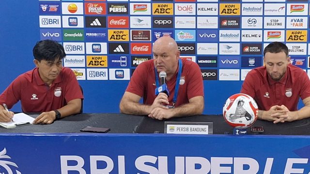 Pelatih Persib, Bojan Hodak (tengah) bersama Yaya Sunarya dan Marc Klok. (Fifi Nofita)