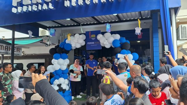 Persib Store semakin memperlebar sayapnya dengan membuka cabang di Tasikmalaya, tepatnya di Jalan R. Ikik Wiradikarta No. 6A, Kecamatan Cihideung, Kota Tasikmalaya. Persib Store semakin memperlebar sayapnya dengan membuka cabang di Tasikmalaya, tepatnya di Jalan R. Ikik Wiradikarta No. 6A, Kecamatan Cihideung, Kota Tasikmalaya. (Fifi Nofita)