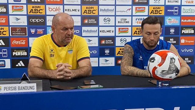 Pelatih Persib, Bojan Hodak dan Marc Klok. (Fifi Nofita)