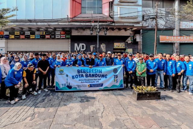 ASN Hingga Komunitas Bersatu dalam Gerakan Beberesih Bandung