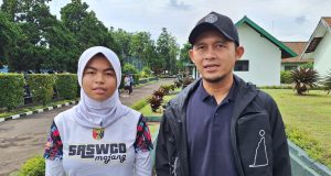 Pemain Saswco Mojang U-15, Aqilla Davina Putri, bersama ayahnya, Airlangga Sutjipto yang merupakan mantan pemain Persib Bandung. (Fifi Nofita)