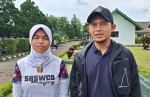 Pemain Saswco Mojang U-15, Aqilla Davina Putri, bersama ayahnya, Airlangga Sutjipto yang merupakan mantan pemain Persib Bandung. (Fifi Nofita)