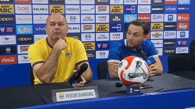 Gelandang Persib, Marc Klok dan pelatih Bojan Hodak. (Fifi Nofita)