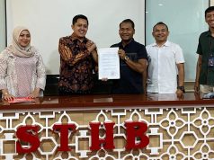 Ketua Umum DPD PERBASI Jawa Barat, Epriyanto Kasmuri (kemeja hitam) berfoto bersama perwakilan STHB. (Dok Perbasi Jabar)