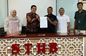 Ketua Umum DPD PERBASI Jawa Barat, Epriyanto Kasmuri (kemeja hitam) berfoto bersama perwakilan STHB. (Dok Perbasi Jabar)