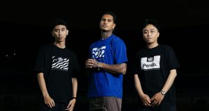 Persib Bandung kembali memperluas langkahnya di luar lapangan dengan berkolaborasi bersama brand streetwear asal Inggris, Weekend Offender. (Media officer Persib)