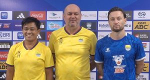 Pelatih Persib, Bojan Hodak (tengah) didampingi Yaya Sunarya dan Marc Klok. (Fifi Nofita)