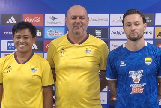 Pelatih Persib, Bojan Hodak (tengah) didampingi Yaya Sunarya dan Marc Klok. (Fifi Nofita)