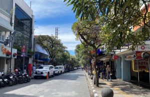 Pada H+1 Hari Raya Idulfitri 1447 H, aktivitas wisata di Kota Bandung menunjukkan dinamika yang cukup menarik. Sejumlah kawasan ikonik seperti Jalan Asia Afrika dan Jalan Braga dipadati wisatawan, sementara arus lalu lintas tetap terjaga lancar tanpa kemacetan berarti. Pantauan tim Humas Kota Bandung, kawasan Jalan Asia Afrika tampak ramai oleh wisatawan yang menikmati suasana kota dan berfoto di titik-titik bersejarah. Kepadatan juga terlihat di trotoar, namun tidak mengganggu kelancaran arus kendaraan. Kondisi serupa terjadi di kawasan Jalan Braga. Wisatawan memadati area pedestrian dan pusat kuliner, menciptakan suasana hidup khas kawasan heritage tersebut. Meski ramai, arus lalu lintas di kawasan ini tetap lancar jaya berkat pengaturan petugas di lapangan. Seorang wisatawan, Agung mengungkapkan kesannya saat berkunjung ke kawasan Braga. “Ramai, tapi enak. Jalanan tidak macet, jadi tetap nyaman. Suasananya juga hidup, banyak orang jalan-jalan,” ujarnya. Berbeda dengan dua kawasan tersebut, kondisi di Jalan Dago terpantau tidak terlalu padat. Meski demikian, aktivitas wisata tetap terlihat dengan kehadiran pengunjung di sejumlah titik kuliner dan ruang publik. Situasi ini justru memberikan kenyamanan tersendiri bagi wisatawan yang ingin menikmati Bandung dengan suasana yang lebih santai. “Di Dago tidak terlalu ramai, tapi tetap ada suasana. Jadi lebih leluasa kalau mau jalan atau mampir ke tempat makan,” kata salah seorang pengunjung. Dengan dukungan petugas di lapangan serta kesadaran masyarakat, suasana wisata di Kota Bandung pada H+1 Lebaran tetap terjaga kondusif - ramai namun tertib, serta lalu lintas yang tetap lancar.***