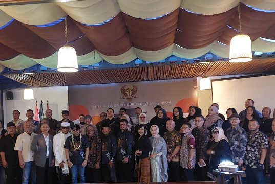 Tuntas Subagyo Serahkan SK Kepengurusan DPW PKR Jawa Barat