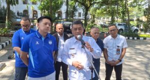 Persib Tinggal Butuh Satu Poin, Konvoi Juara di Bandung Disiapkan Wakil Gubernur Jawa Barat, Erwan Setiawan dan perwakilan manajemen Persib. (Fifi Nofita)