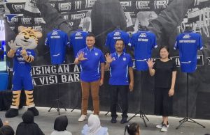 Manajer Persib Bandung Umuh Muchtar saat mengumumkan pemain baru. (Fifi Nofita)