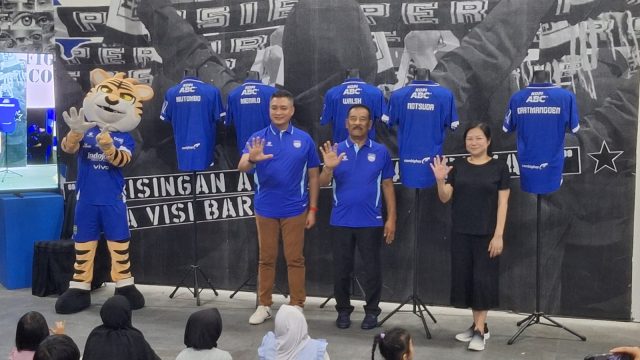 Manajer Persib Bandung Umuh Muchtar saat mengumumkan pemain baru. (Fifi Nofita) Manajer Persib Bandung Umuh Muchtar saat mengumumkan pemain baru. (Fifi Nofita)