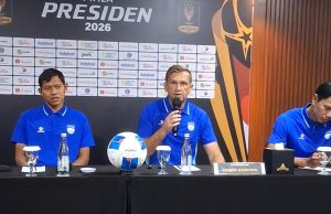 Pelatih Persib, Igor Tolic didampingi Adam Alis dan Achmad Jufriyanto saat konferensi pers Piala Presiden 2026. (Fifi Nofita)