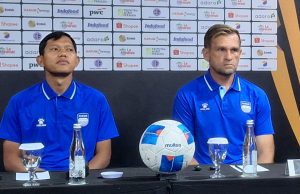 Pelatih Persib, Igor Tolic (kanan) dan Adam Alis. (Fifi Nofita)