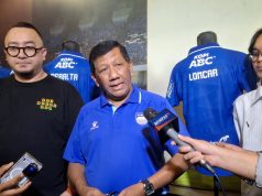 Danijel Loncar Resmi Jadi Pemain Baru Persib untuk Musim 2026/2027 Komisaris PT Persib Bandung Bermartabat, Kuswara S. Taryono (tengah). (Fifi Nofita)